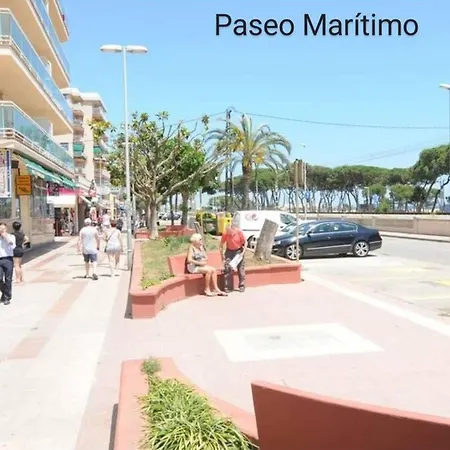 Apartamento Con Gran Piscina Y Frente A La Playa. Apartment *
